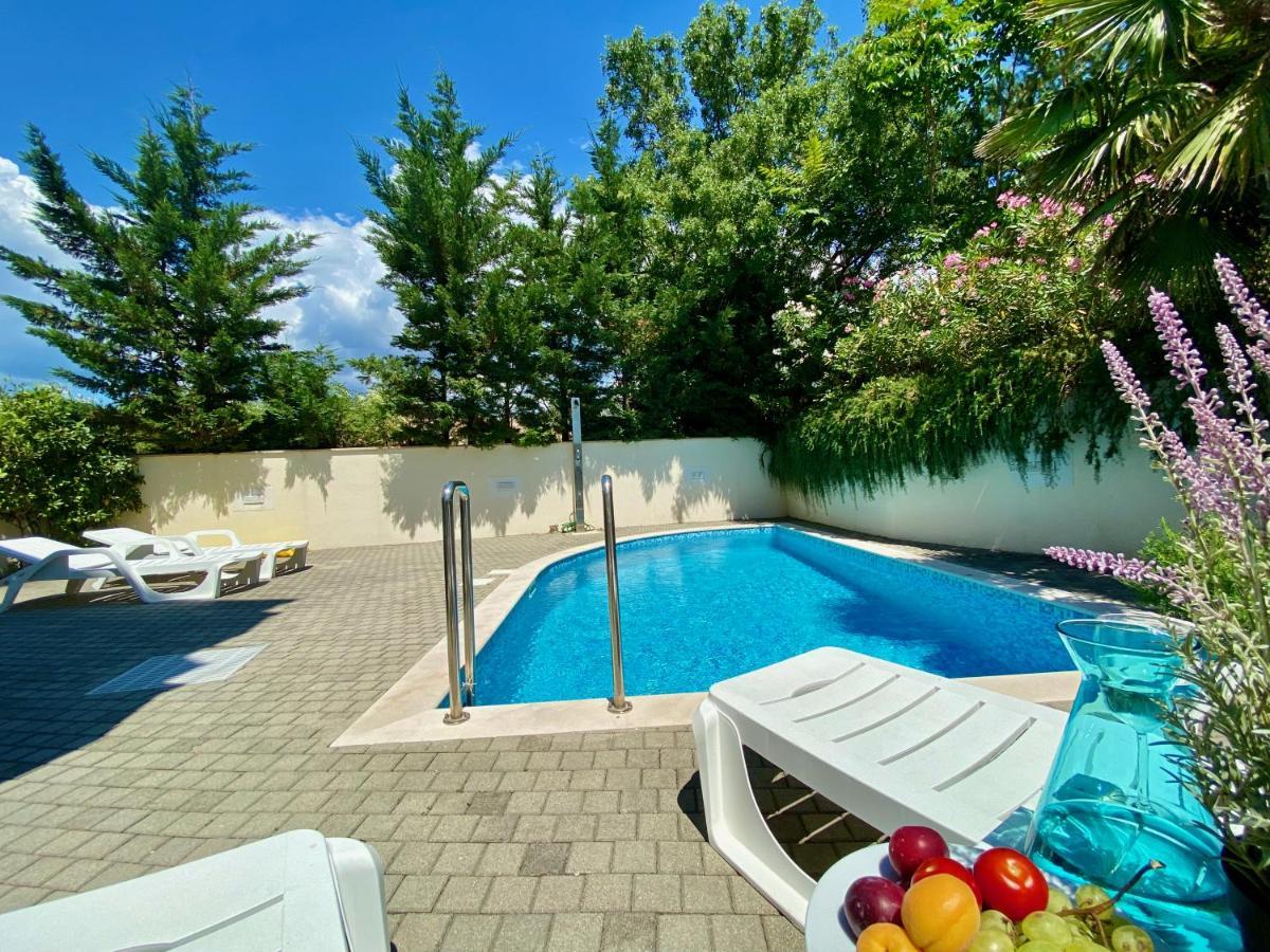 Private Pool And Mediterranean Garden Apt Mia Šilo Екстериор снимка